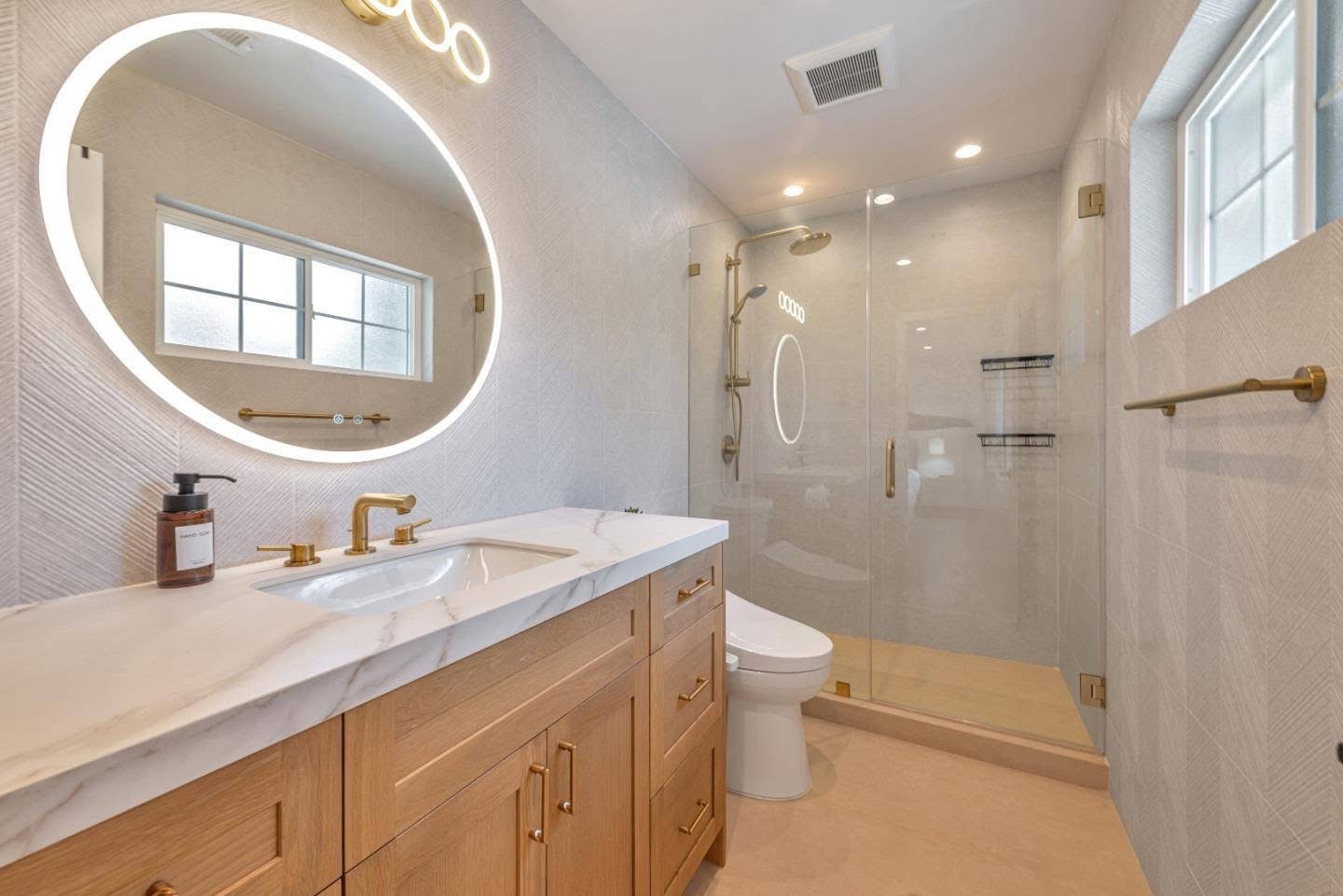 Elegant Gold-Toned Bathroom